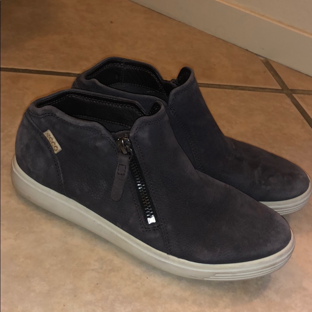 Shoes - Picture 2 of 4